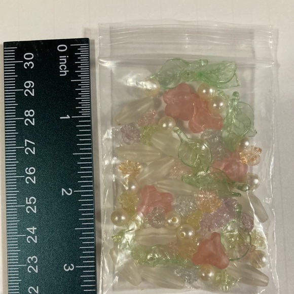 Lot of different types of beads & tassels for craft or jewelry making. - Picture 6 of 13